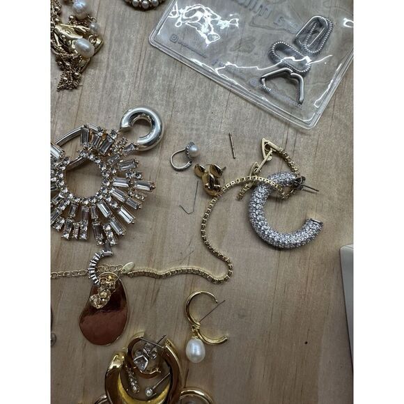 Box Of Nordstrom Jewelry Misc Pieces No Matches Gold Silver - Picture 4 of 5